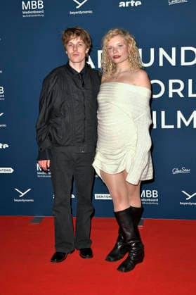 Louis Hofmann und Luisa-Celine Gaffron bei der Festivaleröffnung und der Premiere des Kinofilms Sentimental Value beim 20. Weltkinofestival Around the World in 14 Films im Kino in derKulturBrauerei. Berlin, 28.11.2025