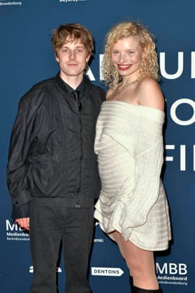 Louis Hofmann und Luisa-Celine Gaffron bei der Festivaleröffnung und der Premiere des Kinofilms Sentimental Value beim 20. Weltkinofestival Around the World in 14 Films im Kino in derKulturBrauerei. Berlin, 28.11.2025
