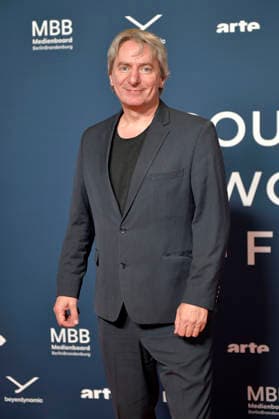 Till Schmerbeck bei der Festivaleröffnung und der Premiere des Kinofilms Sentimental Value beim 20. Weltkinofestival Around the World in 14 Films im Kino in derKulturBrauerei. Berlin, 28.11.2025