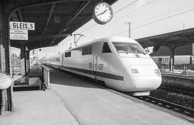 InterCityExperimental am Bahnhof Oelde 19851020ad006 InterCityExperimental ICE V ICExperimental R S-VD Versuchs-Triebzug der Deutschen Bundesbahn Hochgeschwindigkeitsverkehr Schienen-Schnellverkehr Geschwindigkeitsrekord für Rad Schiene-Fahrzeuge in Deutschland Triebkopf der Baureihe 410 Hochgeschwindigkeitszug Fahrt für Zulassungsversuch im Streckenabschnitt Brackwede Neubeckum Bahnstrecke Hamm Minden Bahnhof Oelde Bahnsteig, Bahnstrecke, Eisenbahn, Fahrversuch, Fahrzeugfront, Geschwindigkeitsrekord, Gleisanlage, Hochgeschwindigkeit, ICE, Lokomotive, Messfahrt, Oberleitung, Prototyp, Rad-Schiene-System, Schienenfahrzeug, Schienenverkehr, Schnellfahrstrecke, Testfahrt, Testzug, Triebkopf, Triebzug, Versuchsabschnitt, Versuchsprogramm Copyright: xAchimxDuwentästerx