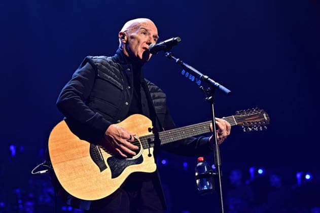 Night of the Proms 2025. Sänger Midge Ure während eines Auftrittes im Rahmen der Night of the Proms 2025 am 28.11.2025 in der SAP-Arena Mannheim. 20251128MWI099195