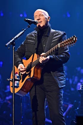 Night of the Proms 2025. Sänger Midge Ure während eines Auftrittes im Rahmen der Night of the Proms 2025 am 28.11.2025 in der SAP-Arena Mannheim. 20251128MWI099249