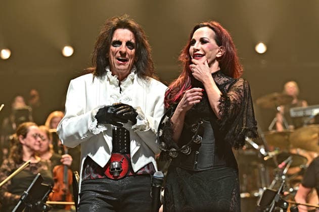 Night of the Proms 2025. Sänger Alice Cooper und seine Frau Sheryl während eines Auftrittes im Rahmen der Night of the Proms 2025 am 28.11.2025 in der SAP-Arena Mannheim. 20251128MWI100618