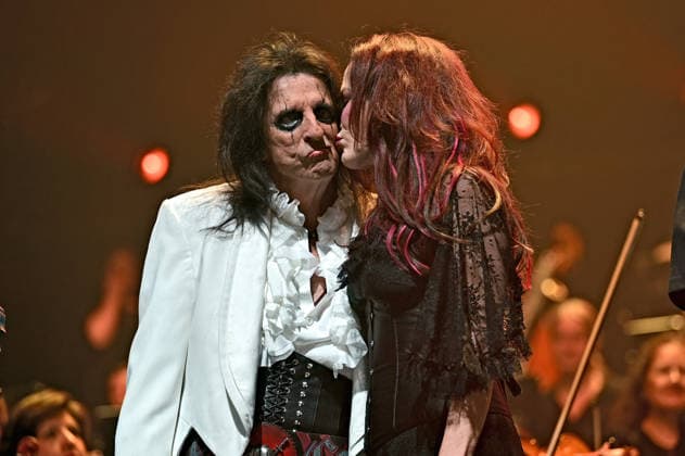 Night of the Proms 2025. Sänger Alice Cooper und seine Frau Sheryl während eines Auftrittes im Rahmen der Night of the Proms 2025 am 28.11.2025 in der SAP-Arena Mannheim. 20251128MWI100748