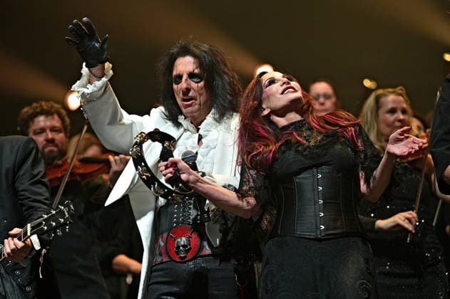 Night of the Proms 2025. Sänger Alice Cooper und seine Frau Sheryl während eines Auftrittes im Rahmen der Night of the Proms 2025 am 28.11.2025 in der SAP-Arena Mannheim. 20251128MWI100754