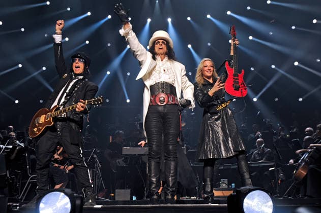 Night of the Proms 2025. Gitarrist Tommy Henriksen , Sänger Alice Cooper und Gitarristin Nita Strauss während eines Auftrittes im Rahmen der Night of the Proms 2025 am 28.11.2025 in der SAP-Arena Mannheim. 20251128MWI099021