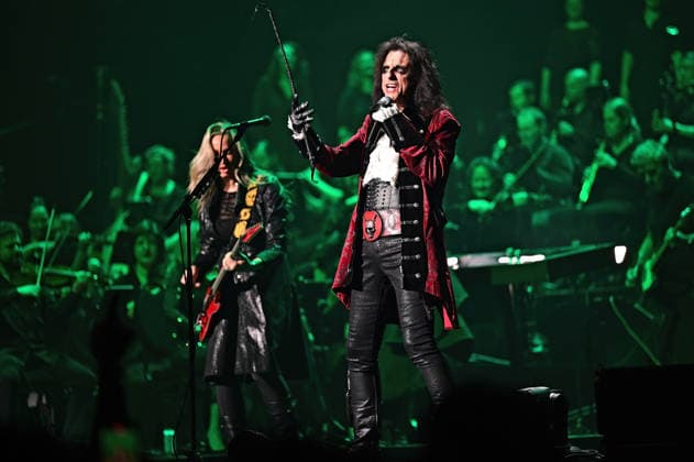 Night of the Proms 2025. Sänger Alice Cooper und Gitarristin Nita Strauss während eines Auftrittes im Rahmen der Night of the Proms 2025 am 28.11.2025 in der SAP-Arena Mannheim. 20251128MWI100035