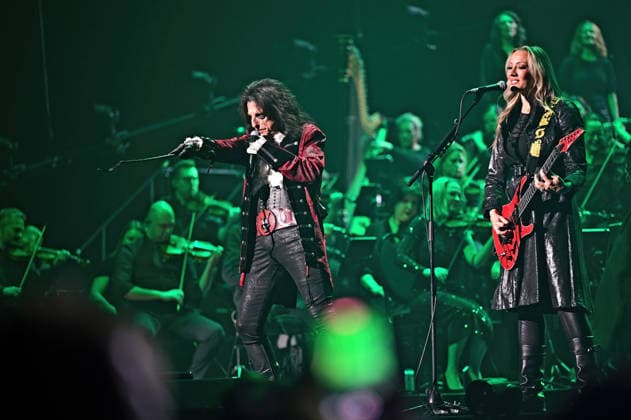 Night of the Proms 2025. Sänger Alice Cooper und Gitarristin Nita Strauss während eines Auftrittes im Rahmen der Night of the Proms 2025 am 28.11.2025 in der SAP-Arena Mannheim. 20251128MWI100043