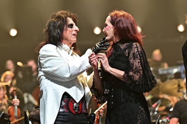 Night of the Proms 2025. Sänger Alice Cooper und seine Frau Sheryl während eines Auftrittes im Rahmen der Night of the Proms 2025 am 28.11.2025 in der SAP-Arena Mannheim. 20251128MWI100606