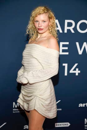 ABBberlin: Luisa-Celine Gaffron deutsche Schauspielerin zu Gast auf dem roten Teppich bei der Festival Eroeffnung AROUND THE WORLD IN 14 FILMS im Cinestar Kino in der Kulturbrauerei Berlin am 28.11.2025 Berlin Deutschland