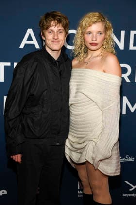ABBberlin: Louis Hofmann mit Luisa-Celine Gaffron deutsche Schauspieler zu Gast auf dem roten Teppich bei der Festival Eroeffnung AROUND THE WORLD IN 14 FILMS im Cinestar Kino in der Kulturbrauerei Berlin am 28.11.2025 Berlin Deutschland