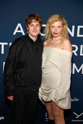 ABBberlin: Louis Hofmann mit Luisa-Celine Gaffron deutsche Schauspieler zu Gast auf dem roten Teppich bei der Festival Eroeffnung AROUND THE WORLD IN 14 FILMS im Cinestar Kino in der Kulturbrauerei Berlin am 28.11.2025 Berlin Deutschland