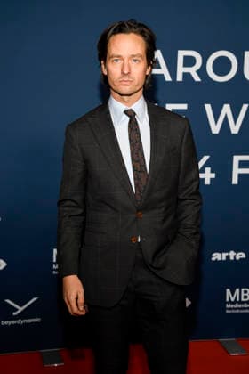 ABBberlin: Tom Schilling Schauspieler zu Gast auf dem roten Teppich bei der Festival Eroeffnung AROUND THE WORLD IN 14 FILMS im Cinestar Kino in der Kulturbrauerei Berlin am 28.11.2025 Berlin Deutschland