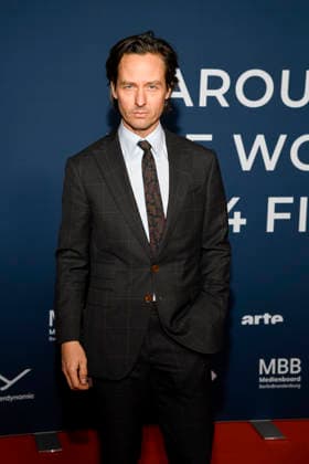 ABBberlin: Tom Schilling Schauspieler zu Gast auf dem roten Teppich bei der Festival Eroeffnung AROUND THE WORLD IN 14 FILMS im Cinestar Kino in der Kulturbrauerei Berlin am 28.11.2025 Berlin Deutschland