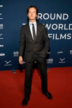 ABBberlin: Tom Schilling Schauspieler zu Gast auf dem roten Teppich bei der Festival Eroeffnung AROUND THE WORLD IN 14 FILMS im Cinestar Kino in der Kulturbrauerei Berlin am 28.11.2025 Berlin Deutschland