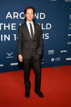 ABBberlin: Tom Schilling Schauspieler zu Gast auf dem roten Teppich bei der Festival Eroeffnung AROUND THE WORLD IN 14 FILMS im Cinestar Kino in der Kulturbrauerei Berlin am 28.11.2025 Berlin Deutschland