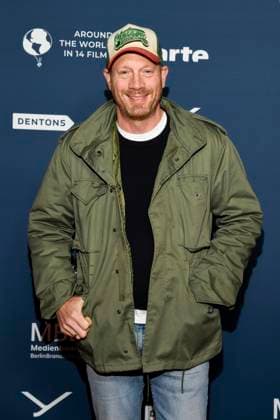 ABBberlin: Johann von Bülow Buelow Schauspieler zu Gast auf dem roten Teppich bei der Festival Eroeffnung AROUND THE WORLD IN 14 FILMS im Cinestar Kino in der Kulturbrauerei Berlin am 28.11.2025 Berlin Deutschland