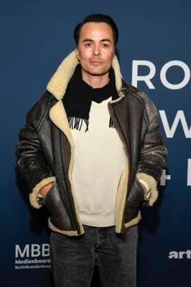 ABBberlin: Nikolai Kinski Schauspieler zu Gast auf dem roten Teppich bei der Festival Eroeffnung AROUND THE WORLD IN 14 FILMS im Cinestar Kino in der Kulturbrauerei Berlin am 28.11.2025 Berlin Deutschland