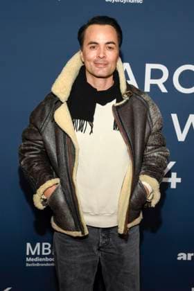 ABBberlin: Nikolai Kinski Schauspieler zu Gast auf dem roten Teppich bei der Festival Eroeffnung AROUND THE WORLD IN 14 FILMS im Cinestar Kino in der Kulturbrauerei Berlin am 28.11.2025 Berlin Deutschland