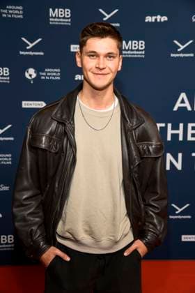 ABBberlin: Julius Faehndrich zu Gast auf dem roten Teppich bei der Festivaleroeffnung AROUND THE WORLD IN 14 FILMS im Cinestar Kino in der Kulturbrauerei Berlin am 28.11.2025 Berlin Deutschland