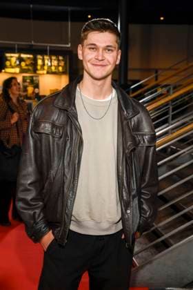 ABBberlin: Julius Faehndrich zu Gast auf dem roten Teppich bei der Festivaleroeffnung AROUND THE WORLD IN 14 FILMS im Cinestar Kino in der Kulturbrauerei Berlin am 28.11.2025 Berlin Deutschland