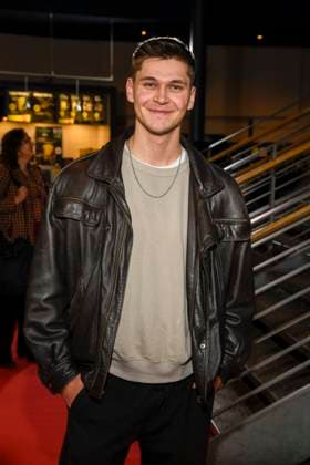 ABBberlin: Julius Faehndrich zu Gast auf dem roten Teppich bei der Festivaleroeffnung AROUND THE WORLD IN 14 FILMS im Cinestar Kino in der Kulturbrauerei Berlin am 28.11.2025 Berlin Deutschland