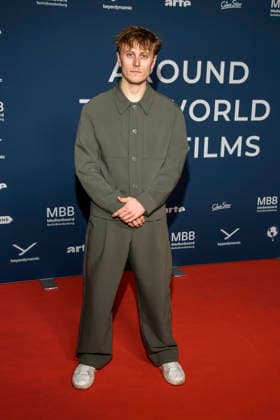 ABBberlin: Max Schimmelpfennig zu Gast auf dem roten Teppich bei der Festivaleroeffnung AROUND THE WORLD IN 14 FILMS im Cinestar Kino in der Kulturbrauerei Berlin am 28.11.2025 Berlin Deutschland