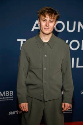 ABBberlin: Max Schimmelpfennig zu Gast auf dem roten Teppich bei der Festivaleroeffnung AROUND THE WORLD IN 14 FILMS im Cinestar Kino in der Kulturbrauerei Berlin am 28.11.2025 Berlin Deutschland