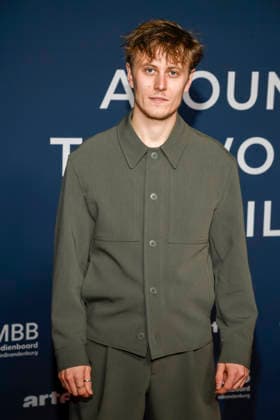 ABBberlin: Max Schimmelpfennig zu Gast auf dem roten Teppich bei der Festivaleroeffnung AROUND THE WORLD IN 14 FILMS im Cinestar Kino in der Kulturbrauerei Berlin am 28.11.2025 Berlin Deutschland