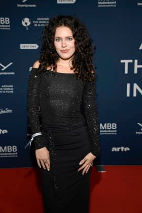 ABBberlin: Marie Schnoell zu Gast auf dem roten Teppich bei der Festival Eroeffnung AROUND THE WORLD IN 14 FILMS im Cinestar Kino in der Kulturbrauerei Berlin am 28.11.2025 Berlin Deutschland