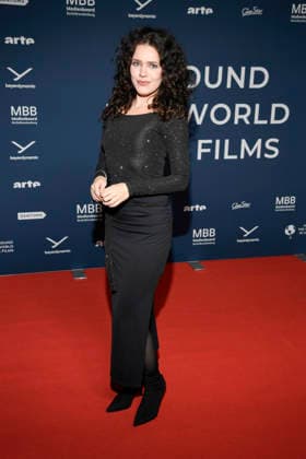 ABBberlin: Marie Schnoell zu Gast auf dem roten Teppich bei der Festival Eroeffnung AROUND THE WORLD IN 14 FILMS im Cinestar Kino in der Kulturbrauerei Berlin am 28.11.2025 Berlin Deutschland
