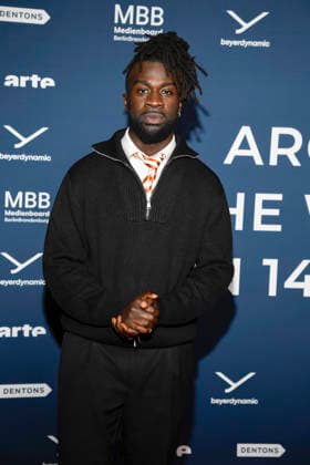 ABBberlin: Mohamed Ndiaye zu Gast auf dem roten Teppich bei der Festival Eroeffnung AROUND THE WORLD IN 14 FILMS im Cinestar Kino in der Kulturbrauerei Berlin am 28.11.2025 Berlin Deutschland