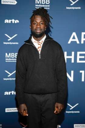 ABBberlin: Mohamed Ndiaye zu Gast auf dem roten Teppich bei der Festival Eroeffnung AROUND THE WORLD IN 14 FILMS im Cinestar Kino in der Kulturbrauerei Berlin am 28.11.2025 Berlin Deutschland