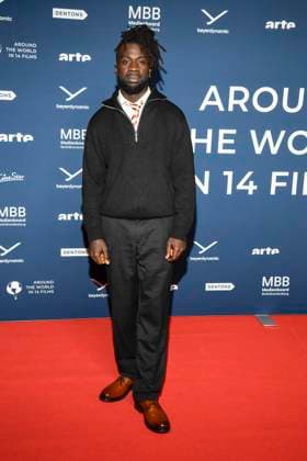 ABBberlin: Mohamed Ndiaye zu Gast auf dem roten Teppich bei der Festival Eroeffnung AROUND THE WORLD IN 14 FILMS im Cinestar Kino in der Kulturbrauerei Berlin am 28.11.2025 Berlin Deutschland