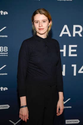 ABBberlin: Katharina Stark Schauspielerin zu Gast auf dem roten Teppich bei der Festival Eroeffnung AROUND THE WORLD IN 14 FILMS im Cinestar Kino in der Kulturbrauerei Berlin am 28.11.2025 Berlin Deutschland