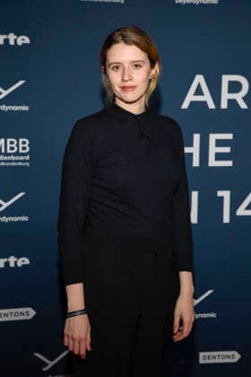 ABBberlin: Katharina Stark Schauspielerin zu Gast auf dem roten Teppich bei der Festival Eroeffnung AROUND THE WORLD IN 14 FILMS im Cinestar Kino in der Kulturbrauerei Berlin am 28.11.2025 Berlin Deutschland