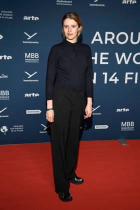 ABBberlin: Katharina Stark Schauspielerin zu Gast auf dem roten Teppich bei der Festival Eroeffnung AROUND THE WORLD IN 14 FILMS im Cinestar Kino in der Kulturbrauerei Berlin am 28.11.2025 Berlin Deutschland