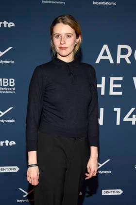 ABBberlin: Katharina Stark Schauspielerin zu Gast auf dem roten Teppich bei der Festival Eroeffnung AROUND THE WORLD IN 14 FILMS im Cinestar Kino in der Kulturbrauerei Berlin am 28.11.2025 Berlin Deutschland