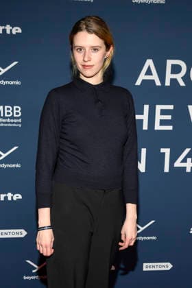 ABBberlin: Katharina Stark Schauspielerin zu Gast auf dem roten Teppich bei der Festival Eroeffnung AROUND THE WORLD IN 14 FILMS im Cinestar Kino in der Kulturbrauerei Berlin am 28.11.2025 Berlin Deutschland