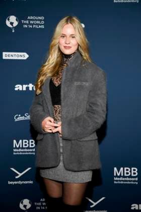 ABBberlin: Lara Sophie Hoegler zu Gast auf dem roten Teppich bei der Festival Eroeffnung AROUND THE WORLD IN 14 FILMS im Cinestar Kino in der Kulturbrauerei Berlin am 28.11.2025 Berlin Deutschland