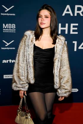 ABBberlin: Karin Scherzer zu Gast auf dem roten Teppich bei der Festival Eroeffnung AROUND THE WORLD IN 14 FILMS im Cinestar Kino in der Kulturbrauerei Berlin am 28.11.2025 Berlin Deutschland