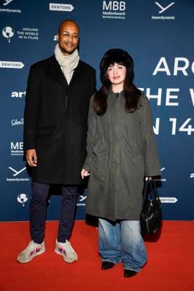 ABBberlin: Nellie Thalbach Schauspielerin mit Begleitung Mann zu Gast auf dem roten Teppich bei der Festival Eroeffnung AROUND THE WORLD IN 14 FILMS im Cinestar Kino in der Kulturbrauerei Berlin am 28.11.2025 Berlin Deutschland