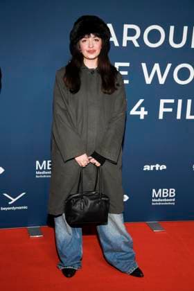 ABBberlin: Nellie Thalbach Schauspielerin zu Gast auf dem roten Teppich bei der Festival Eroeffnung AROUND THE WORLD IN 14 FILMS im Cinestar Kino in der Kulturbrauerei Berlin am 28.11.2025 Berlin Deutschland