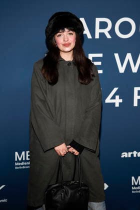 ABBberlin: Nellie Thalbach Schauspielerin zu Gast auf dem roten Teppich bei der Festival Eroeffnung AROUND THE WORLD IN 14 FILMS im Cinestar Kino in der Kulturbrauerei Berlin am 28.11.2025 Berlin Deutschland