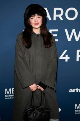 ABBberlin: Nellie Thalbach Schauspielerin zu Gast auf dem roten Teppich bei der Festival Eroeffnung AROUND THE WORLD IN 14 FILMS im Cinestar Kino in der Kulturbrauerei Berlin am 28.11.2025 Berlin Deutschland