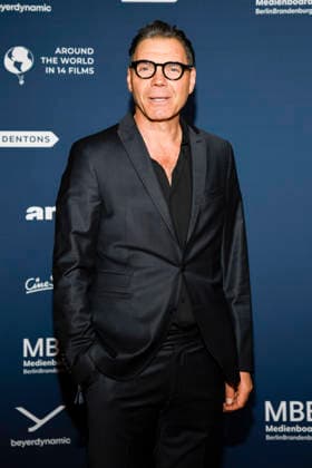 ABBberlin: Max Hopp zu Gast auf dem roten Teppich bei der Festival Eroeffnung AROUND THE WORLD IN 14 FILMS im Cinestar Kino in der Kulturbrauerei Berlin am 28.11.2025 Berlin Deutschland