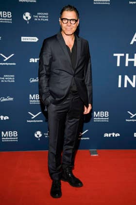 ABBberlin: Max Hopp zu Gast auf dem roten Teppich bei der Festival Eroeffnung AROUND THE WORLD IN 14 FILMS im Cinestar Kino in der Kulturbrauerei Berlin am 28.11.2025 Berlin Deutschland