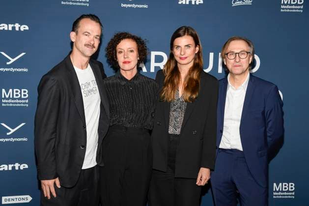ABBberlin: Jonas Dornbach, Maria Schrader Janine Jackowski. und Bernhard Karl zu Gast auf dem roten Teppich bei der Festival Eroeffnung AROUND THE WORLD IN 14 FILMS im Cinestar Kino in der Kulturbrauerei Berlin am 28.11.2025 Berlin Deutschland