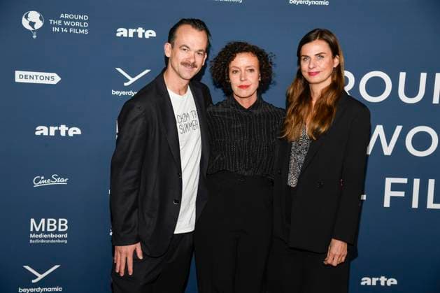 ABBberlin: Jonas Dornbach, Maria Schrader und Janine Jackowski zu Gast auf dem roten Teppich bei der Festival Eroeffnung AROUND THE WORLD IN 14 FILMS im Cinestar Kino in der Kulturbrauerei Berlin am 28.11.2025 Berlin Deutschland