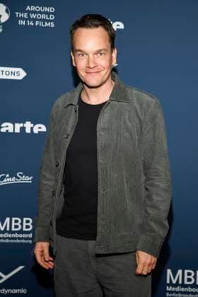 ABBberlin: Ludwig Blochberger Schauspieler zu Gast auf dem roten Teppich bei der Festival Eroeffnung AROUND THE WORLD IN 14 FILMS im Cinestar Kino in der Kulturbrauerei Berlin am 28.11.2025 Berlin Deutschland